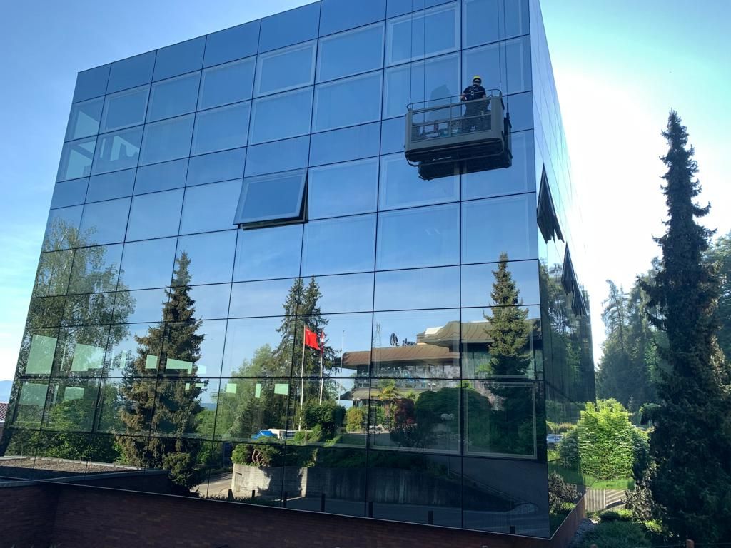 Glasfassade eines Bürogebäudes, sauber gereinigt